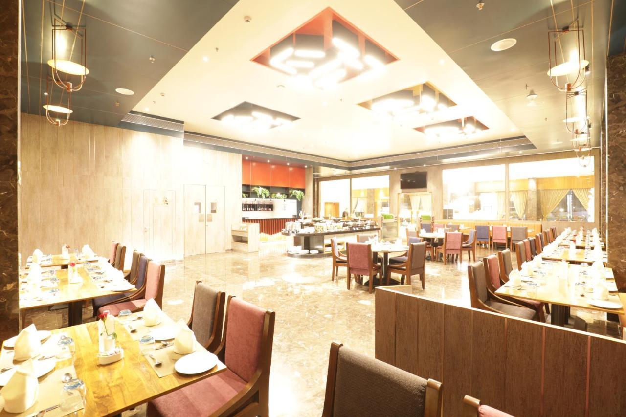 Tara Suns Hotell Vadodara Exteriör bild