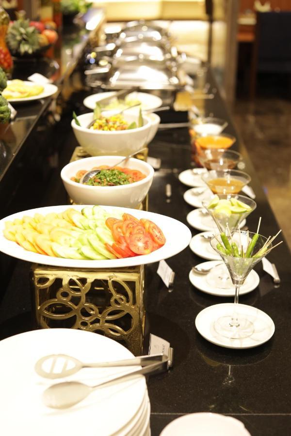 Tara Suns Hotell Vadodara Exteriör bild