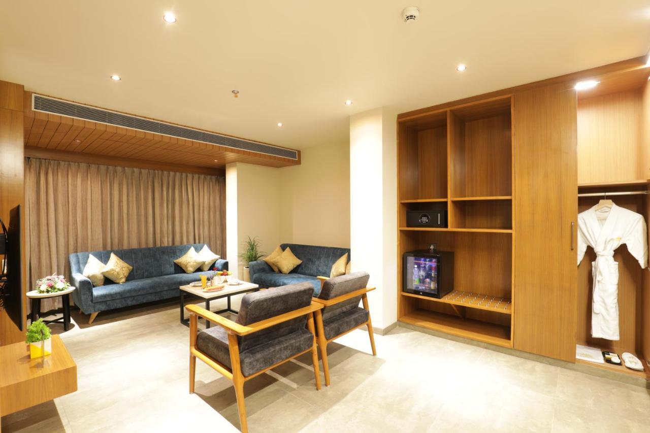 Tara Suns Hotell Vadodara Exteriör bild
