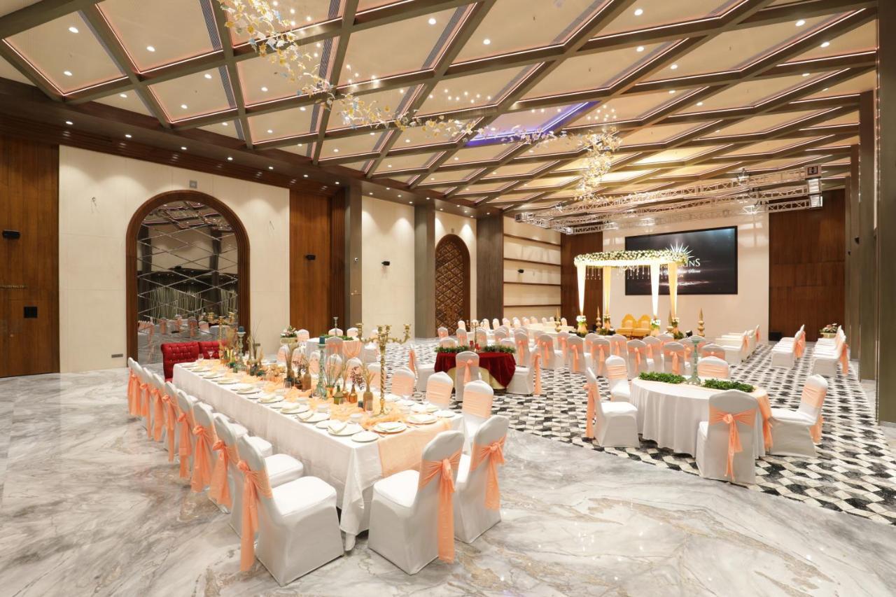Tara Suns Hotell Vadodara Exteriör bild