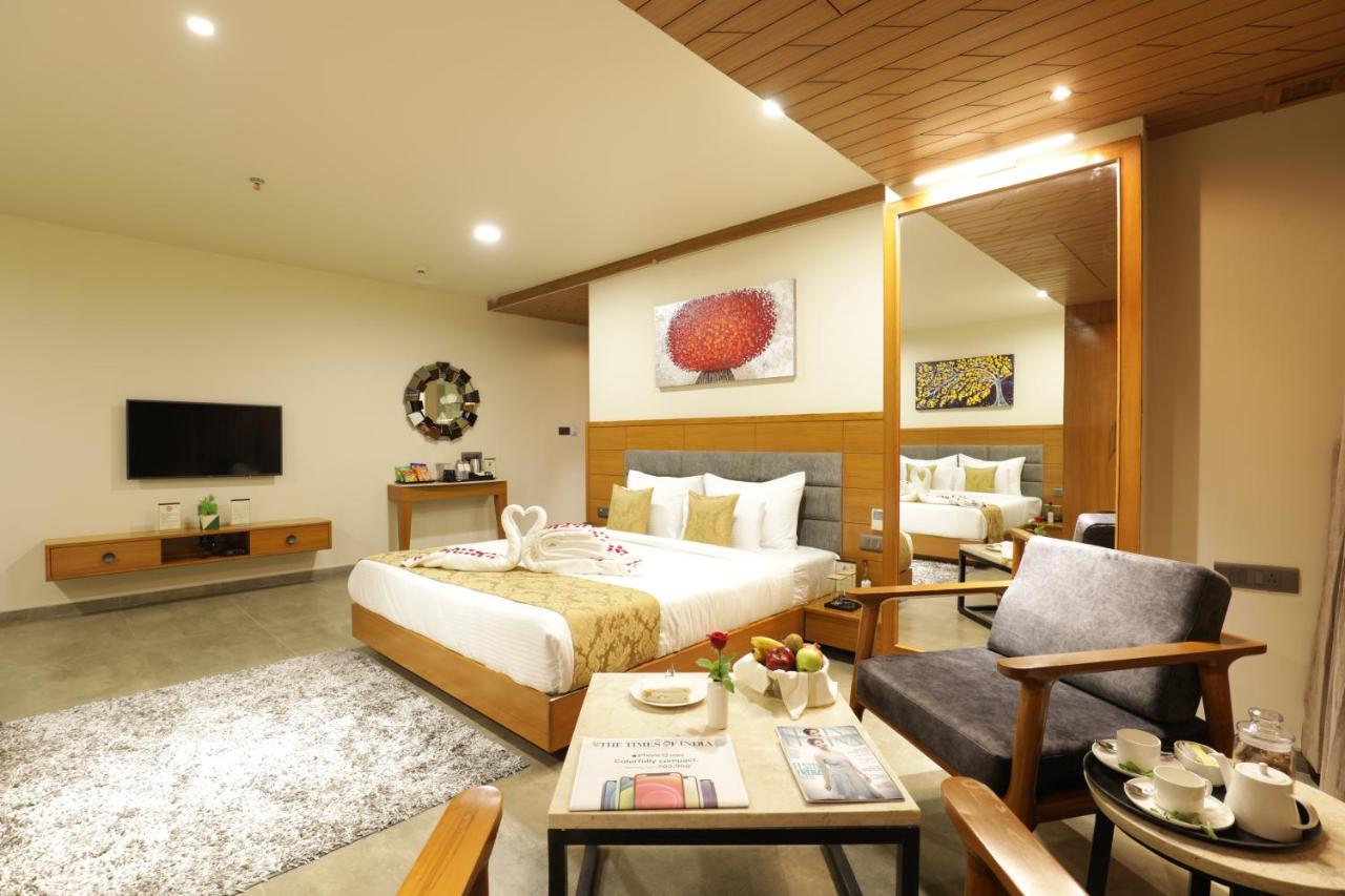 Tara Suns Hotell Vadodara Exteriör bild