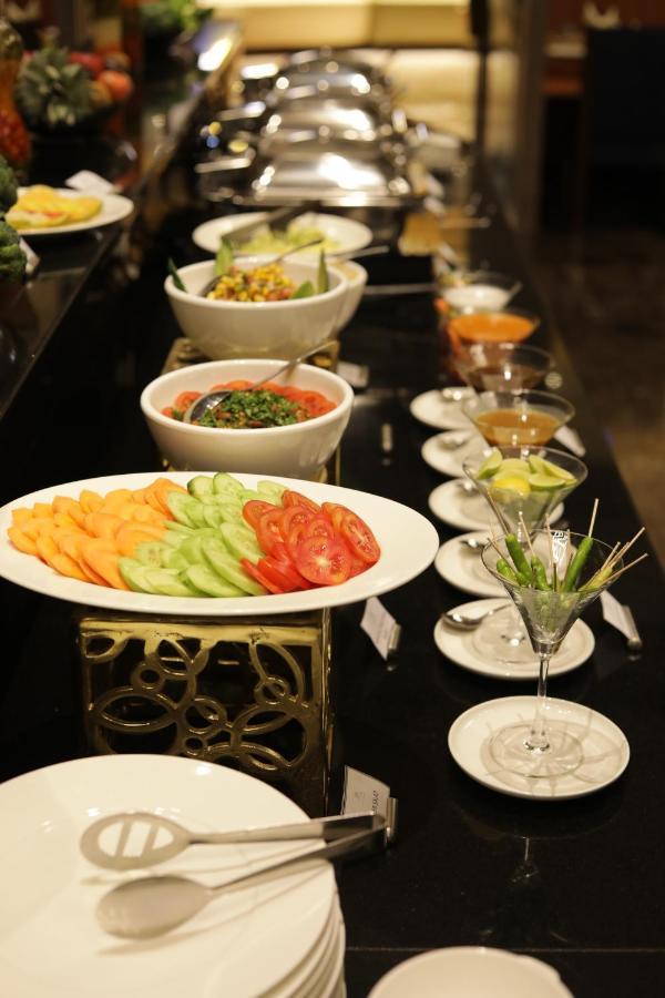Tara Suns Hotell Vadodara Exteriör bild