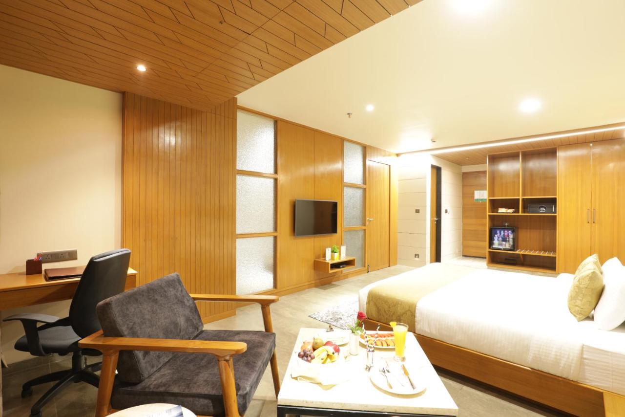 Tara Suns Hotell Vadodara Exteriör bild