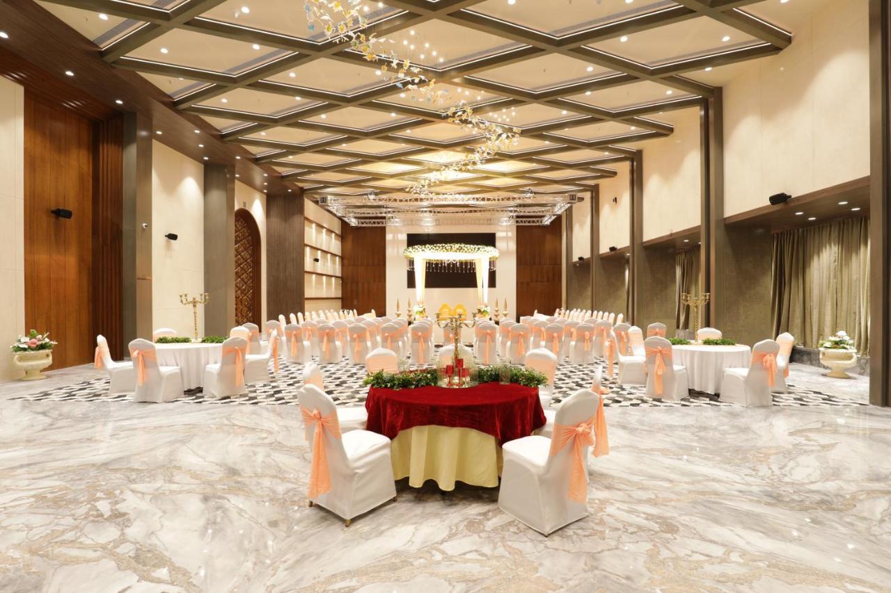 Tara Suns Hotell Vadodara Exteriör bild