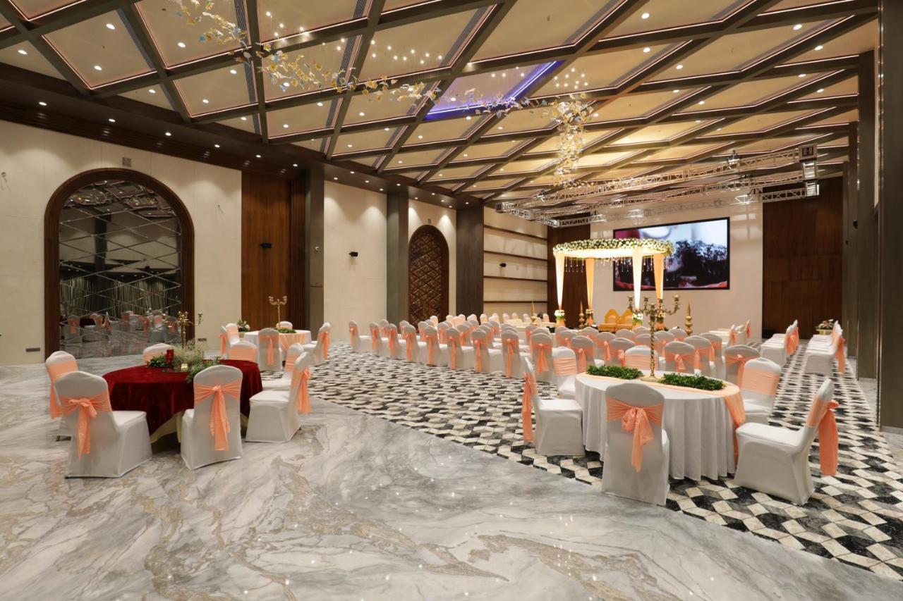 Tara Suns Hotell Vadodara Exteriör bild