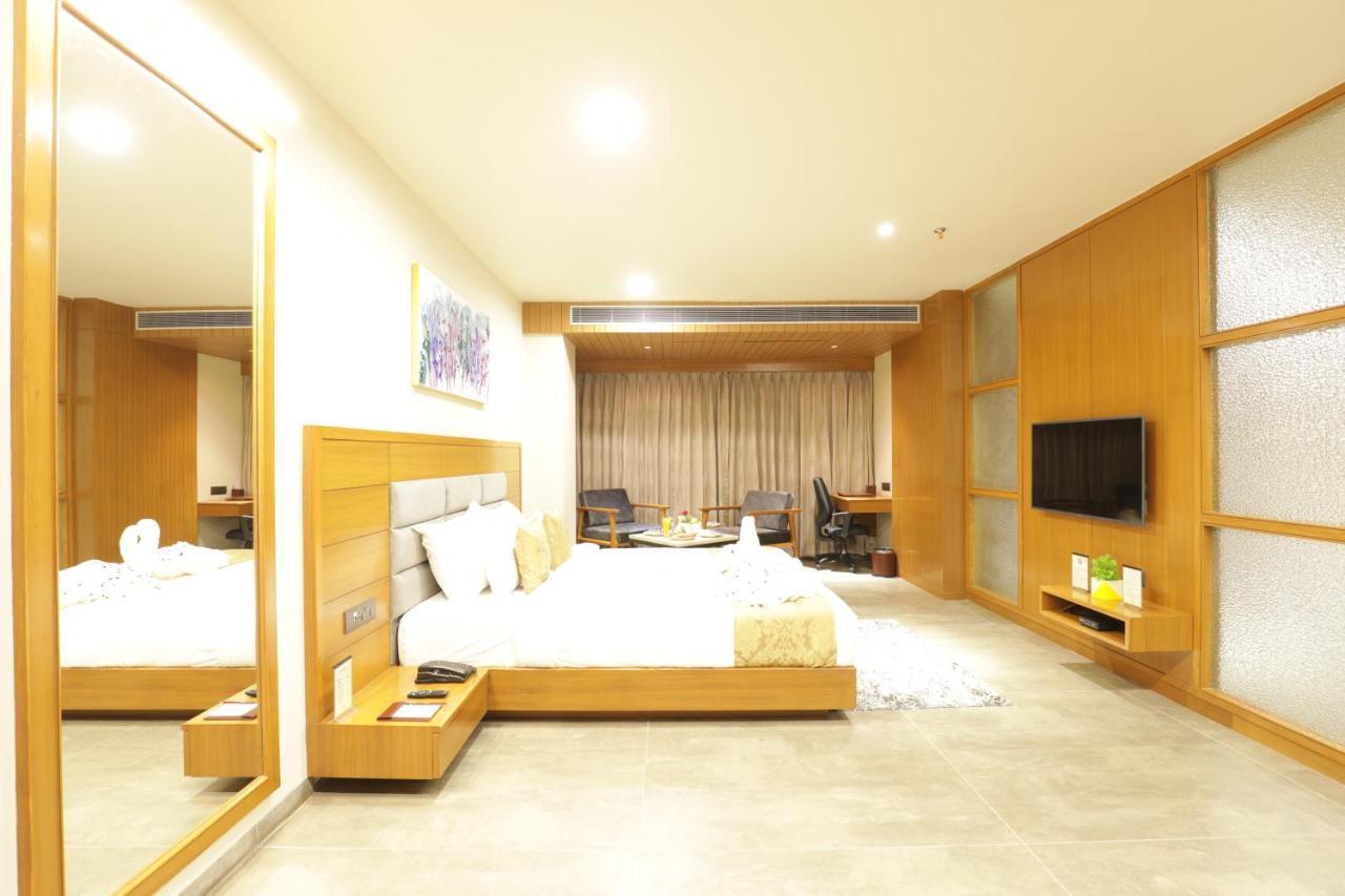 Tara Suns Hotell Vadodara Exteriör bild