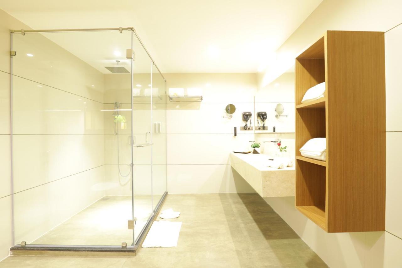 Tara Suns Hotell Vadodara Exteriör bild
