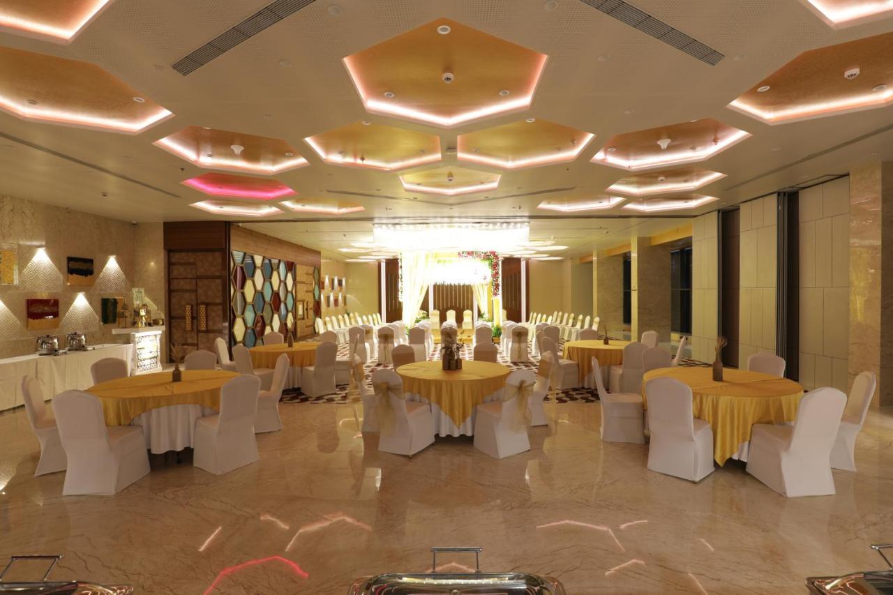 Tara Suns Hotell Vadodara Exteriör bild