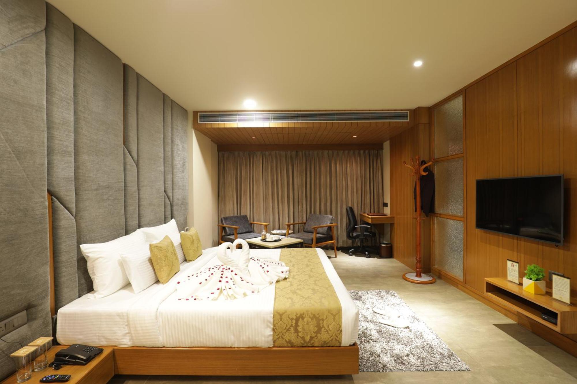 Tara Suns Hotell Vadodara Exteriör bild