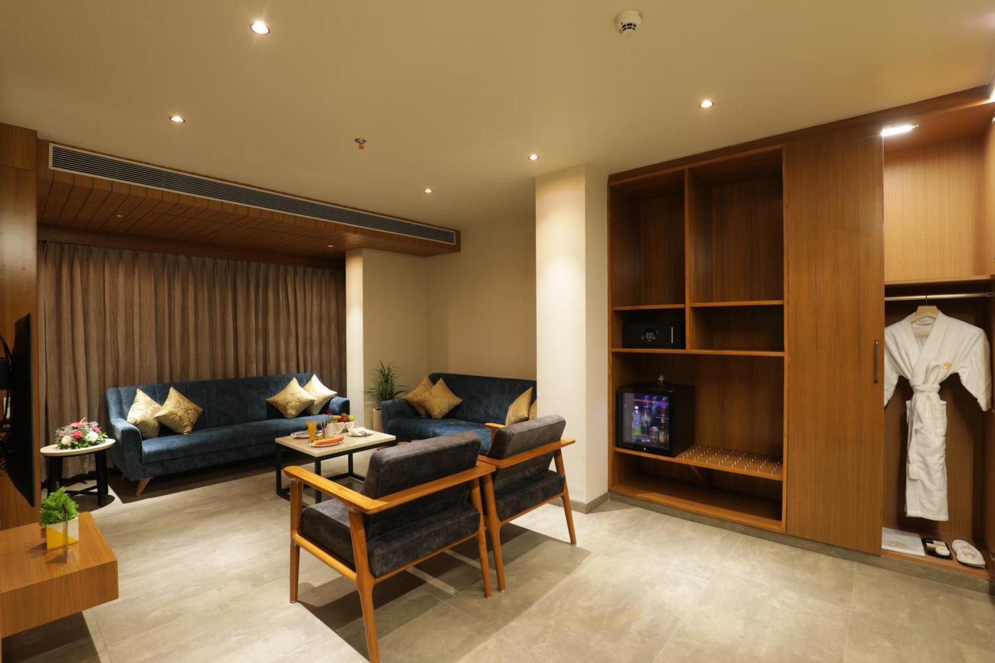 Tara Suns Hotell Vadodara Exteriör bild